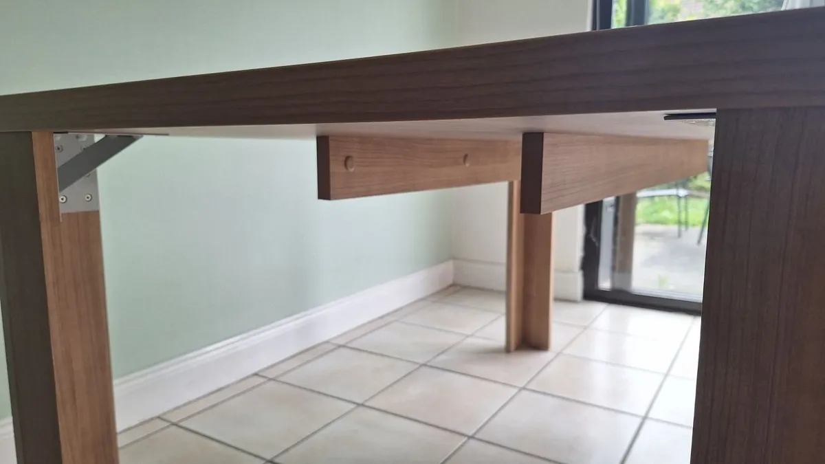 Table, solid wood– 4-6 people, Free Chairs - Image 4