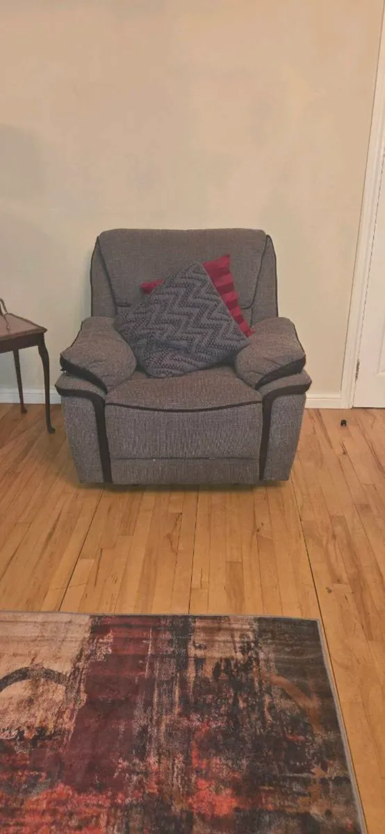 Recliner three piece suite - Image 1