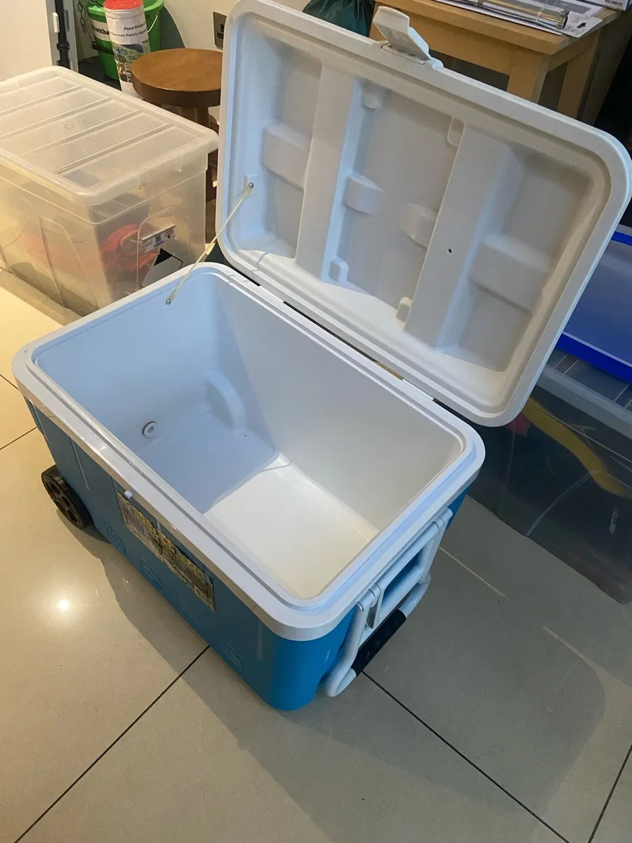 50 ltr cooler box with wheels - Image 1