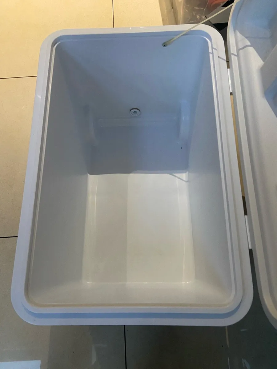 50 ltr cooler box with wheels - Image 3