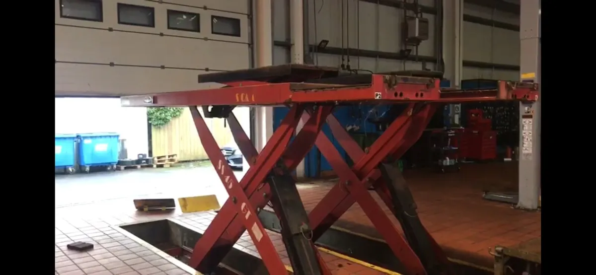 Car lift infloor or on floor lift - Image 1