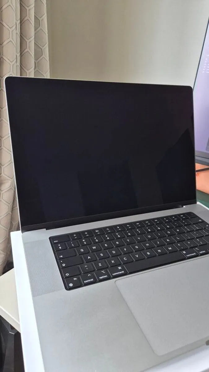 Macbook Pro M4 16 inch | 48 GB | 512 GB SSD - Image 3