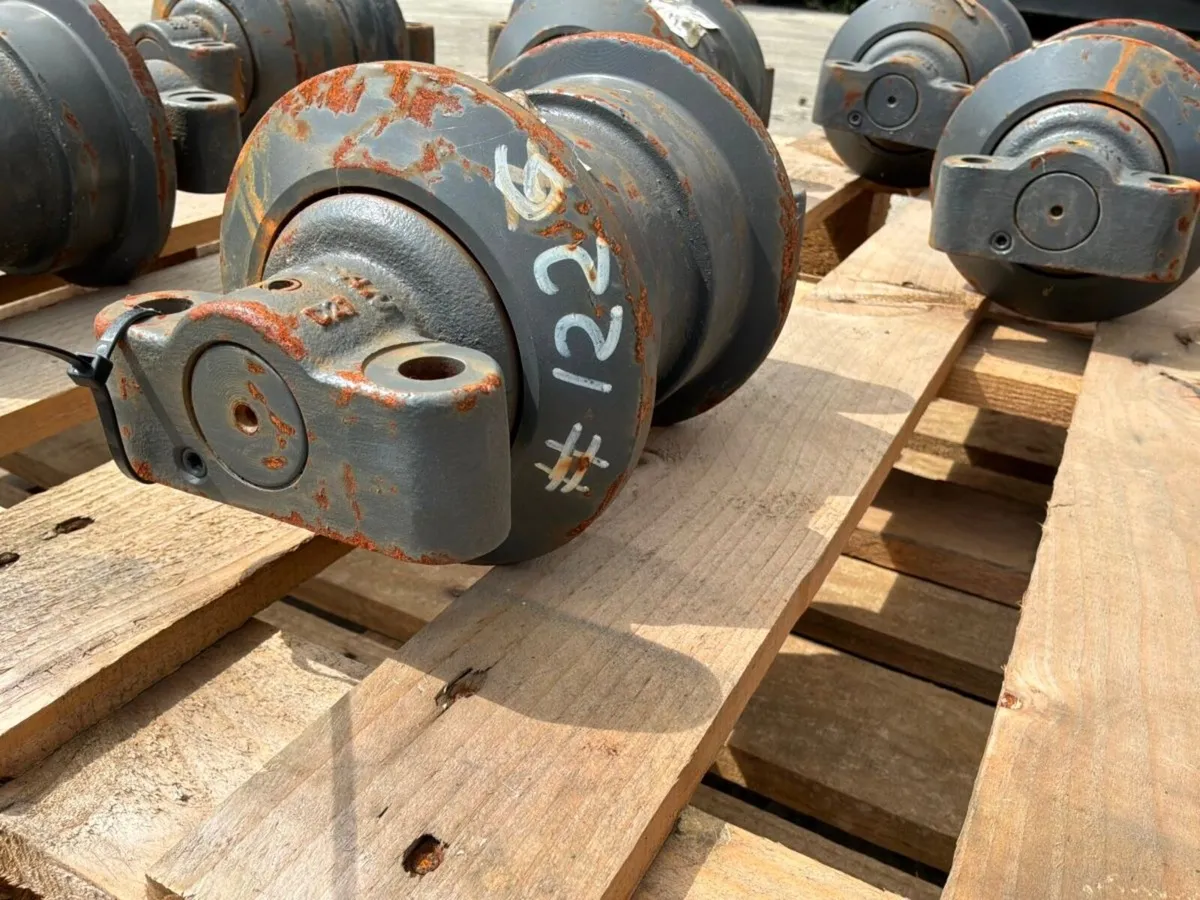 New / unused Doosan track rollers.....200104-00040 - Image 3