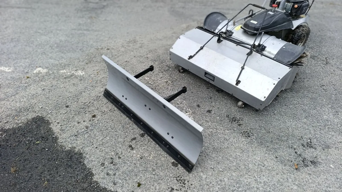 Road sweeper/ snow sweeper - Image 1