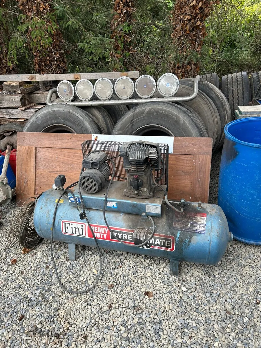 Ramp, truck tyres, air compressor, light bar/spot - Image 3