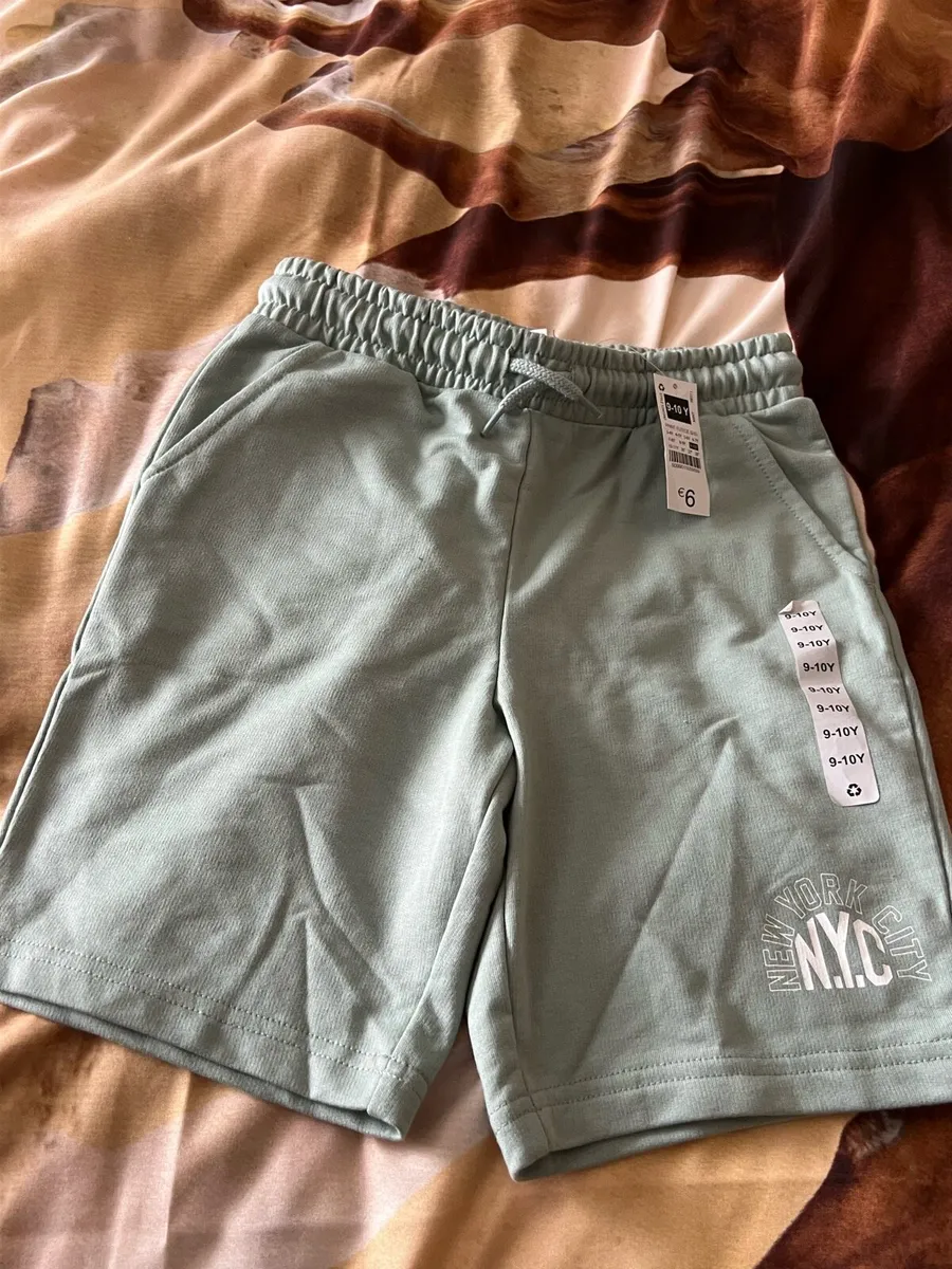 Boys BNWT shorts 9/10 yrs €3 - Image 1