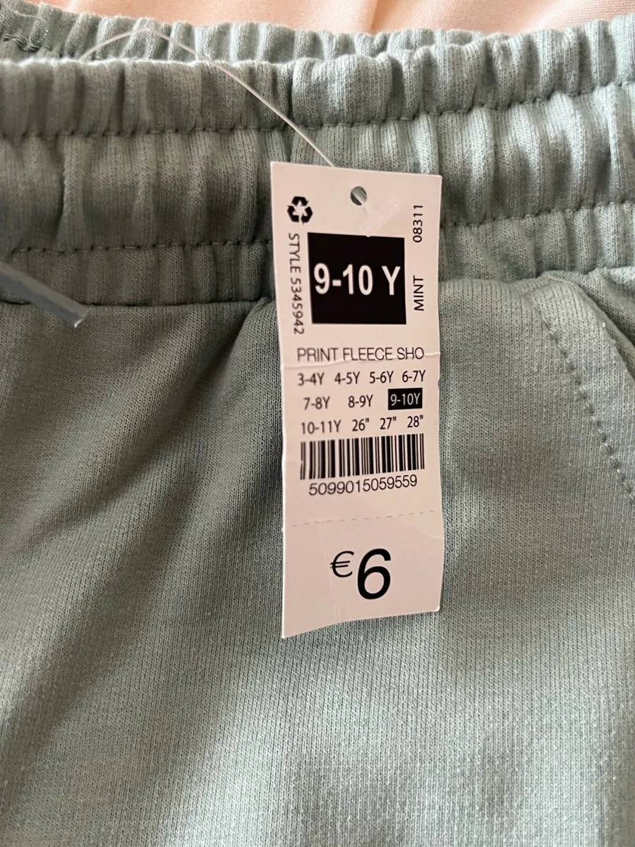 Boys BNWT shorts 9/10 yrs €3 - Image 4
