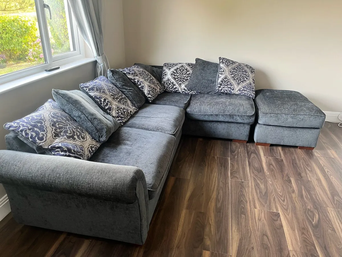 L shaped couch - Image 1