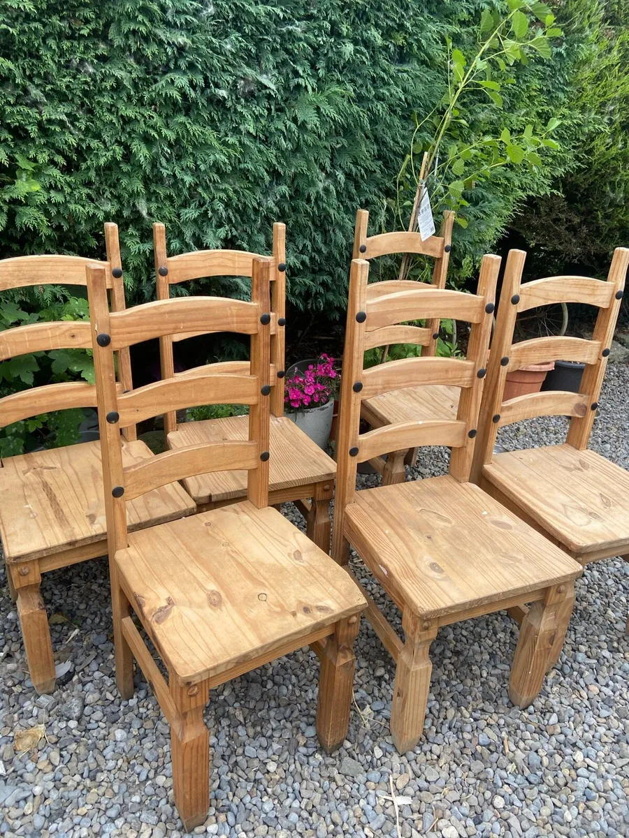 Table and chairs - Image 1
