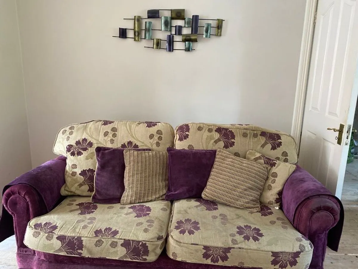 Sitting room suite , lamps  and two pair of curtains - Image 4