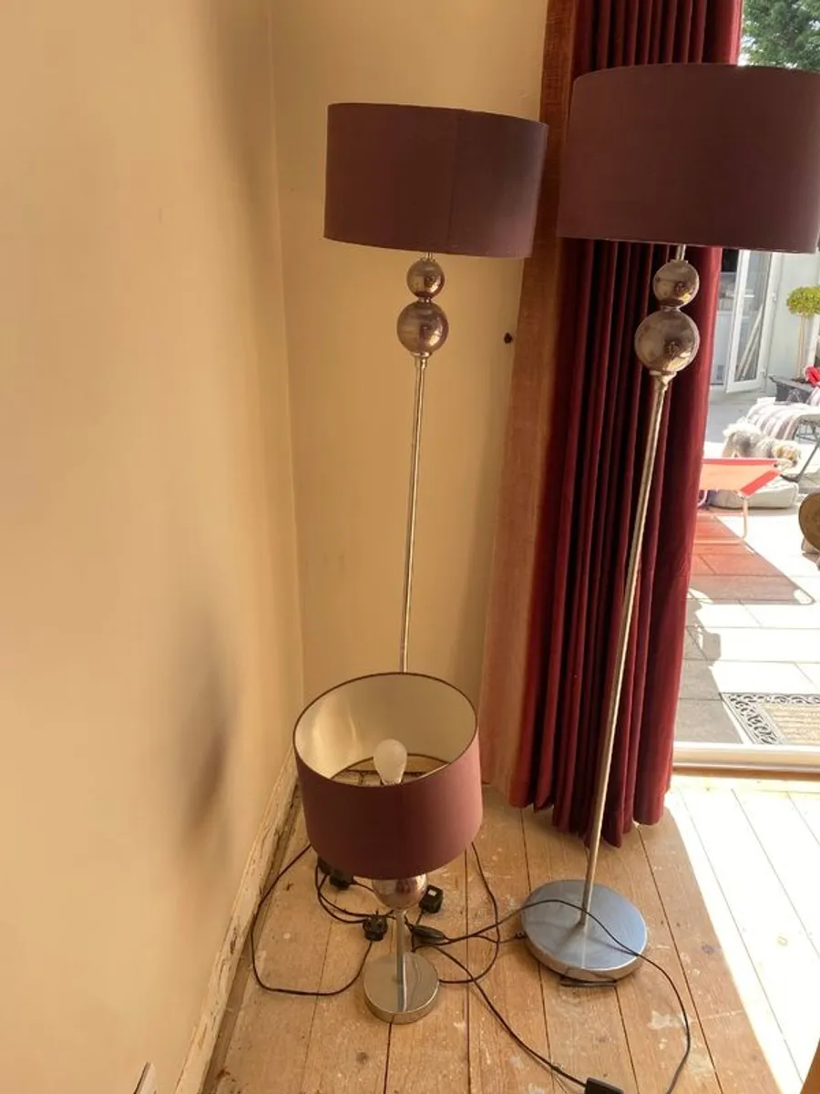 Sitting room suite , lamps  and two pair of curtains - Image 3