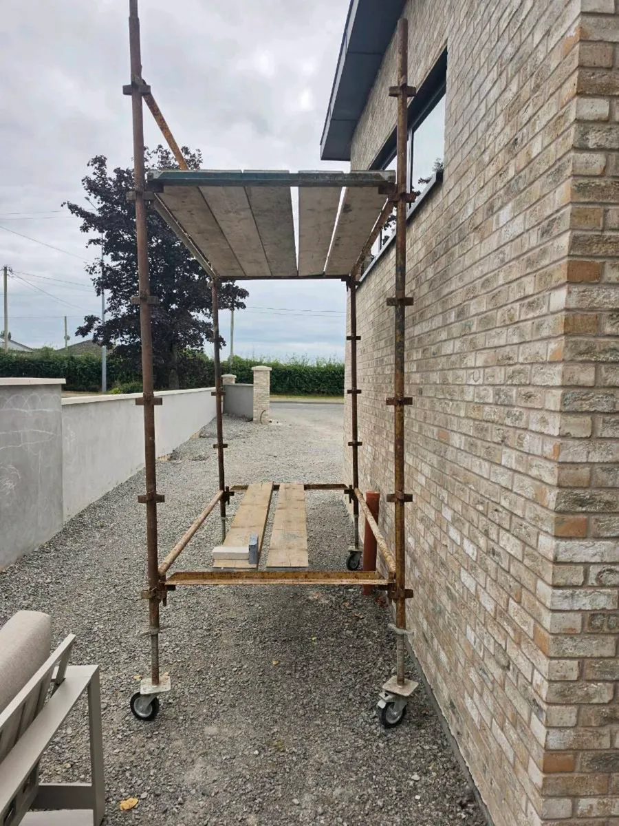 Mobile scaffolding tower