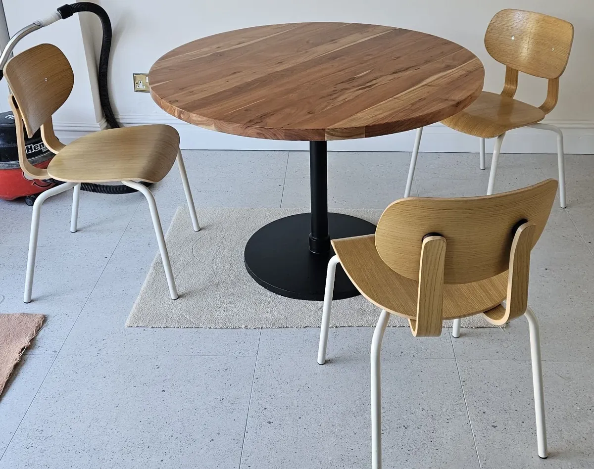 Table and three chairs - Image 2