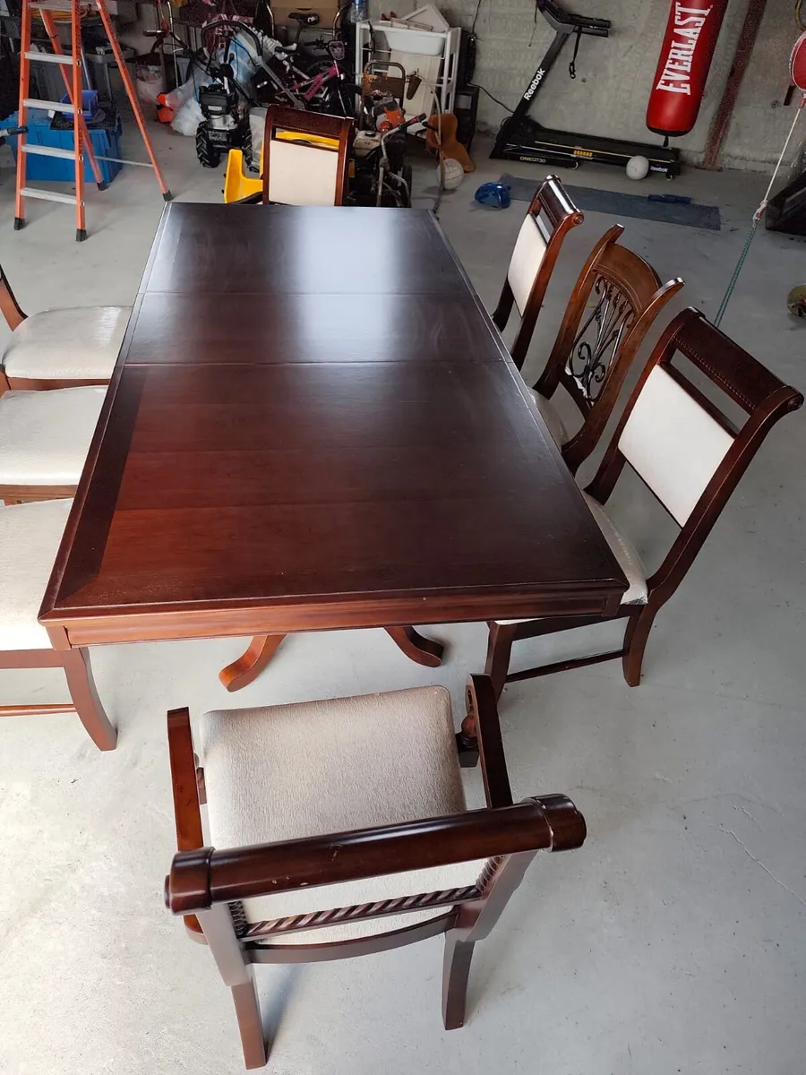 Large table  8 chairs - Image 1