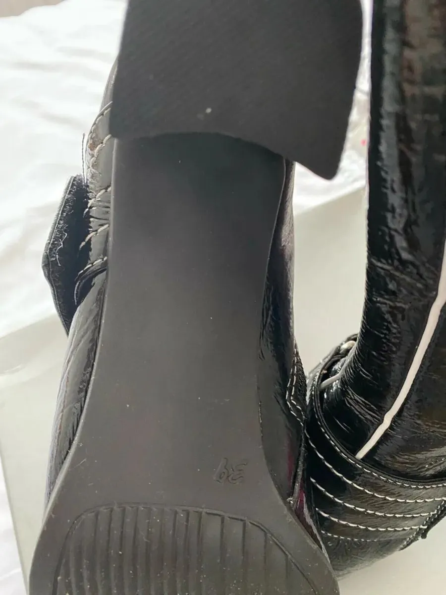 Brand NEW Gino Ventori Ladies Boots, Size 39 / 6 - Image 4