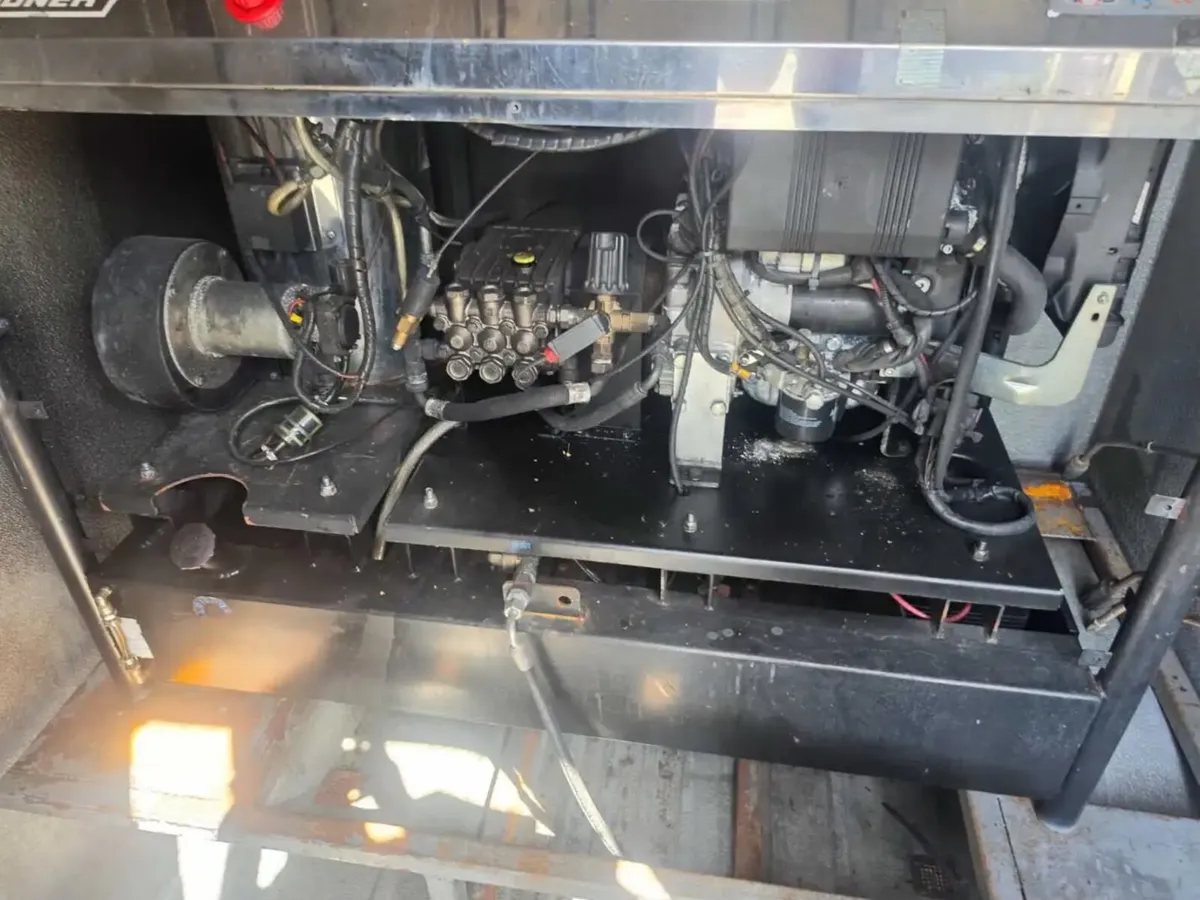 Nissan NV400 2018 fully kitted mobile power washer - Image 3