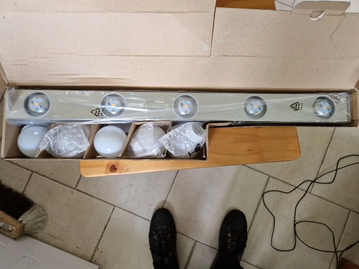 BRAND NEW IN BOX 5 Bulb Bar Light - Image 2