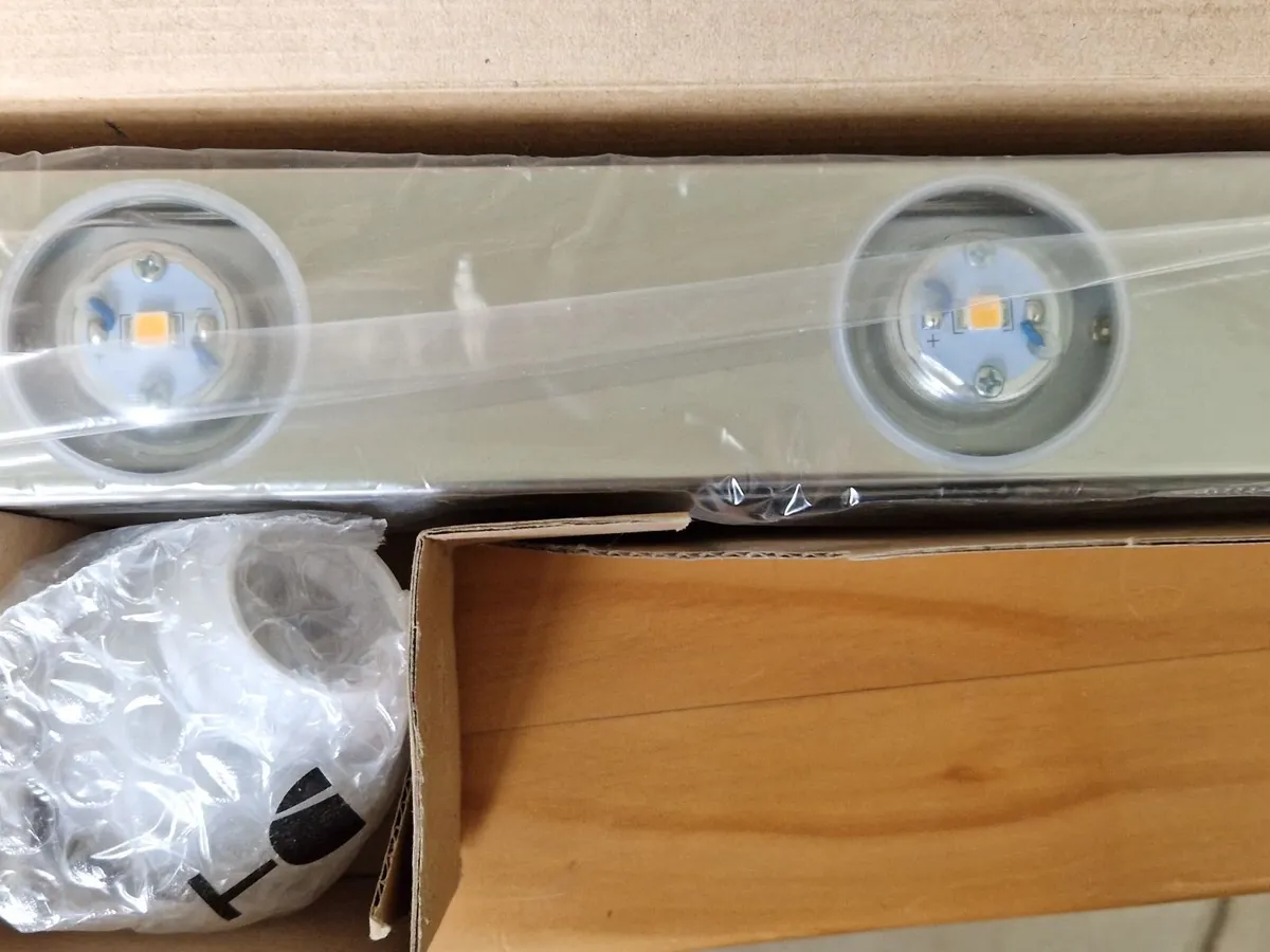 BRAND NEW IN BOX 5 Bulb Bar Light - Image 3