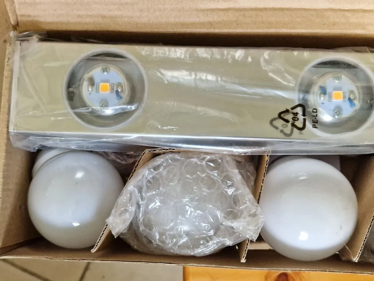 BRAND NEW IN BOX 5 Bulb Bar Light - Image 4