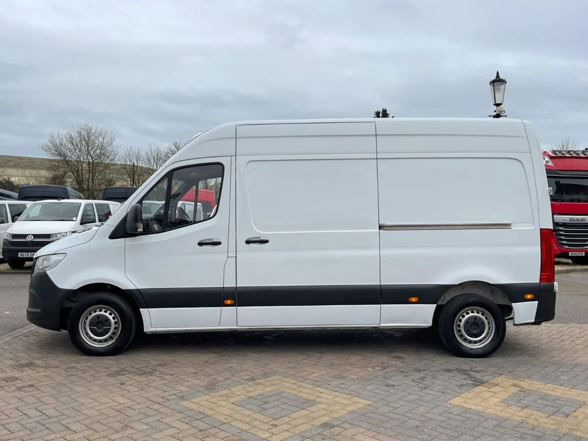 VB - 2022 Mercedes-Benz Sprinter Refrigerated Van - Image 1