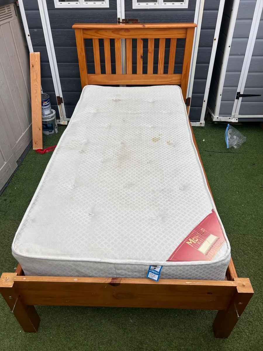 Single bed with mattress - Image 1