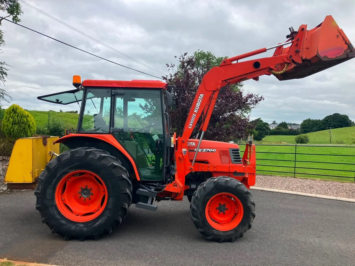 KUBOTA 4WD TRACTOR with LOADER - Image 2