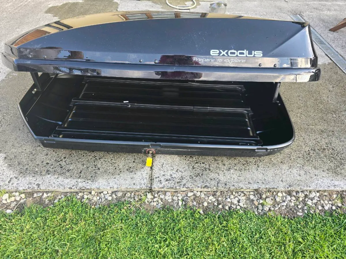 Exodus 470L roof box and bars - Image 1