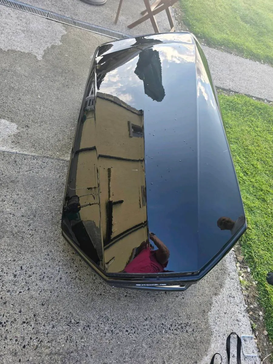 Exodus 470L roof box and bars - Image 2