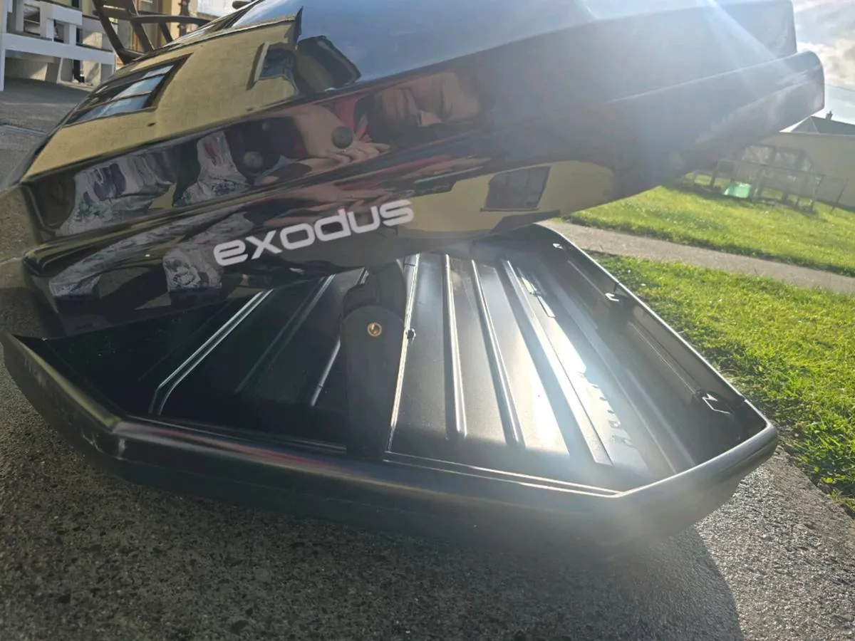 Exodus 470L roof box and bars - Image 3