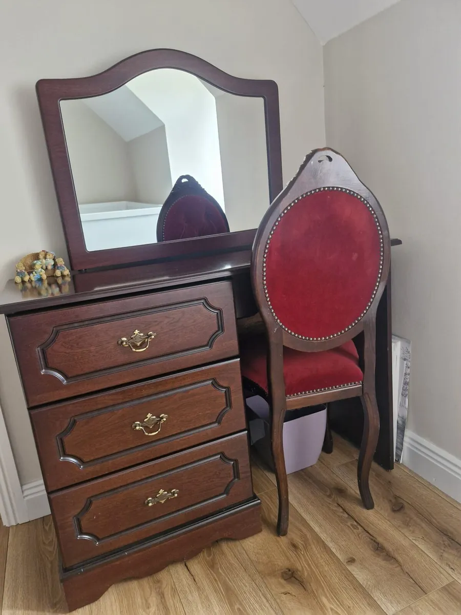 Mahogany ressing table with mirror and chair - Image 1