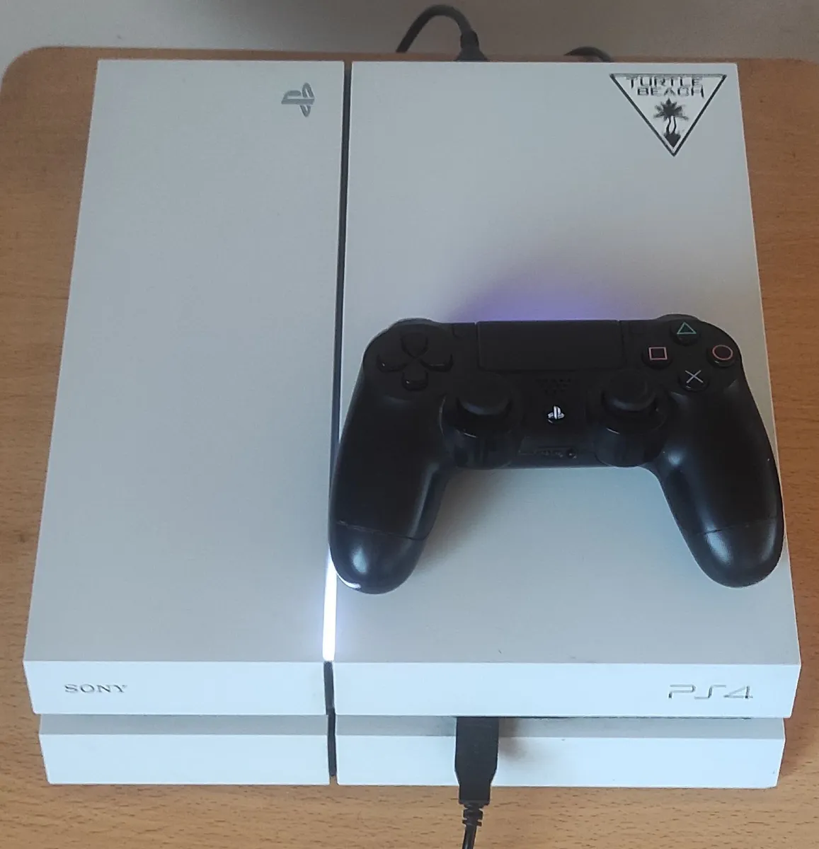 Playstation 4 White - Image 1