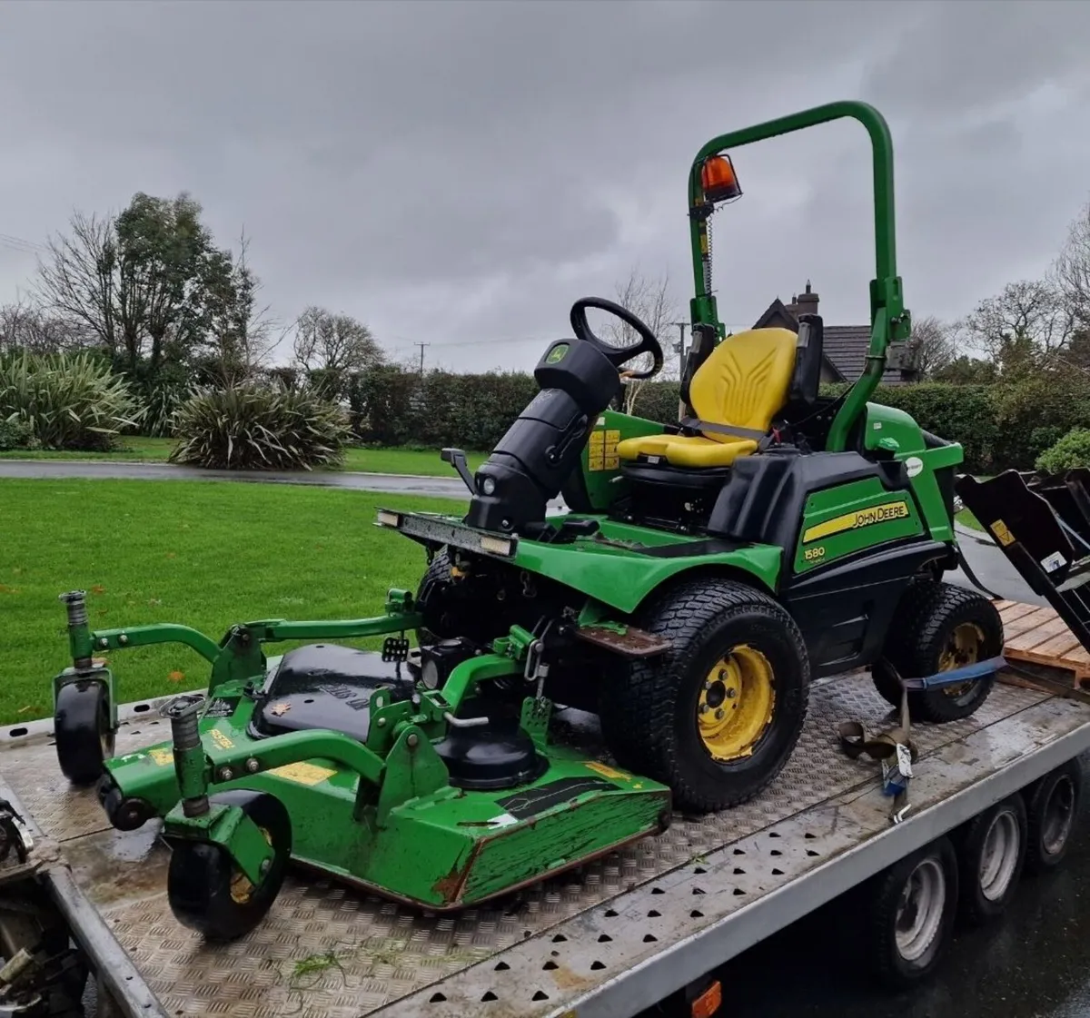 John Deere 1580 ride on mower lawnmower - Image 1