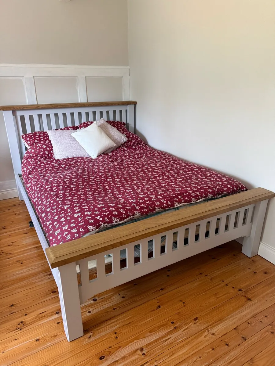 King size bed - Image 1