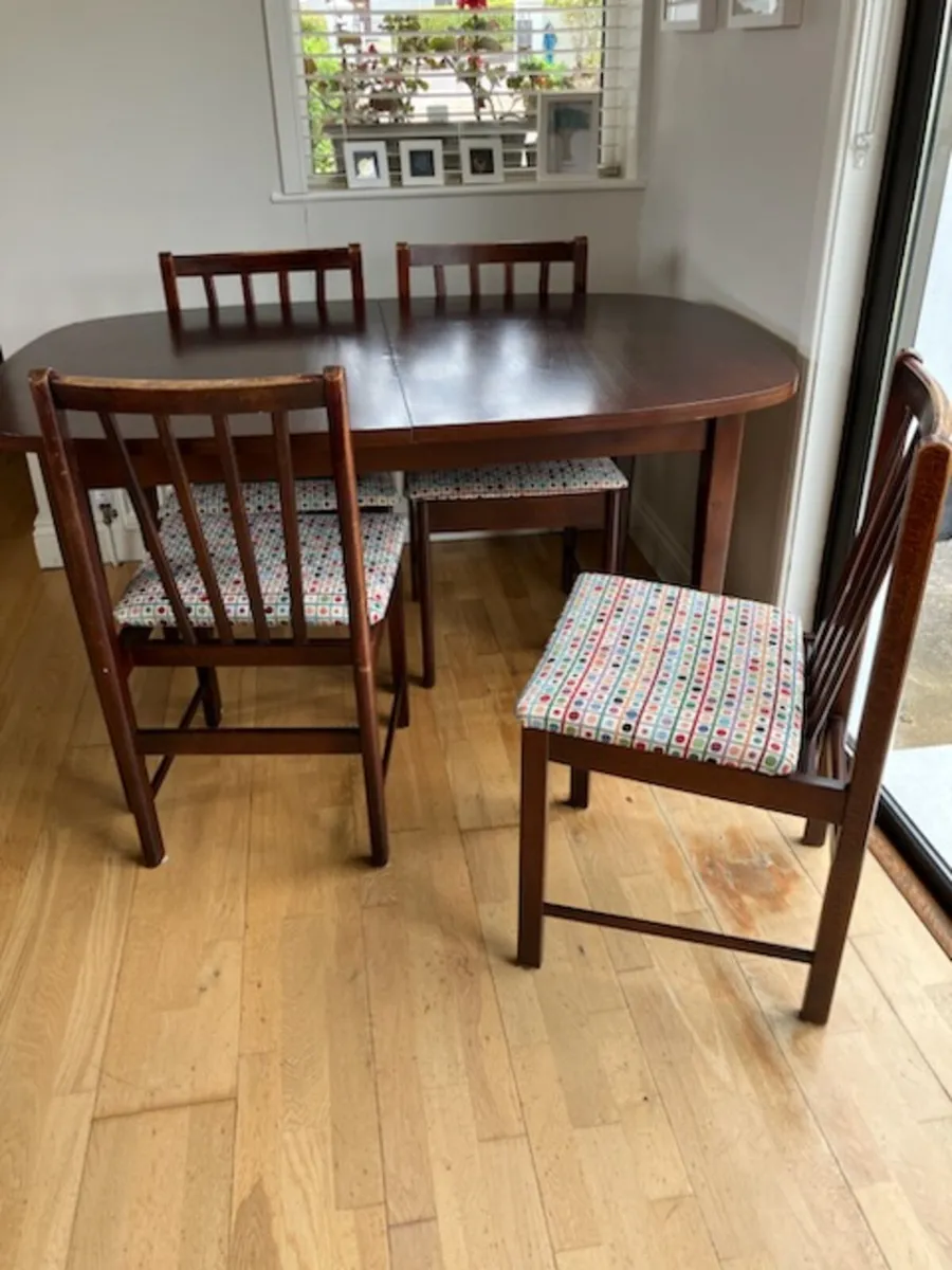 Rossmore diningroom table & 4 chairs