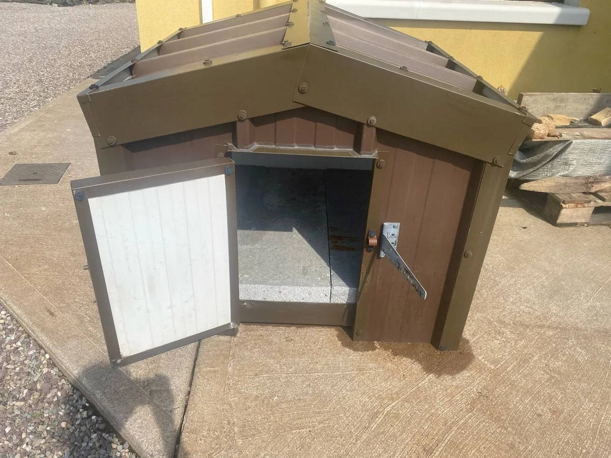 Kingspan insulated medium dog house - Image 1