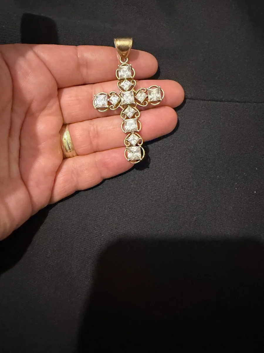 9ct gold cross - Image 1