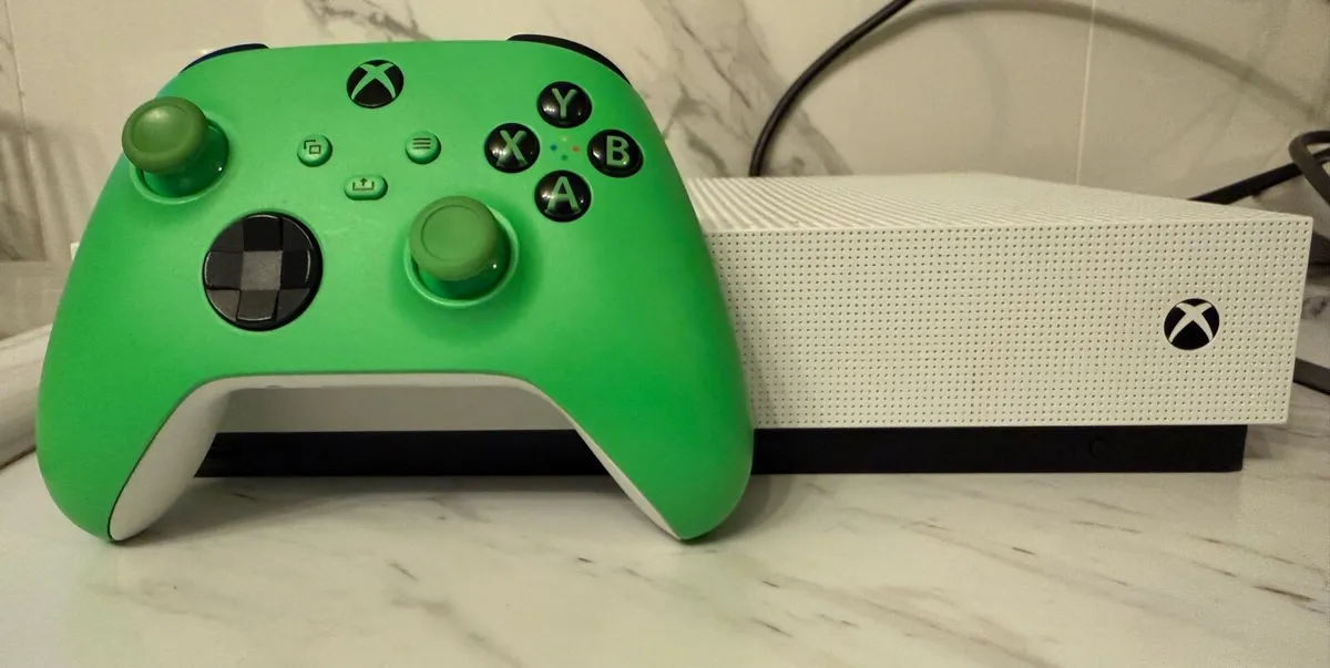 Xbox One S & Wireless Controller - Velocity Green - Image 2