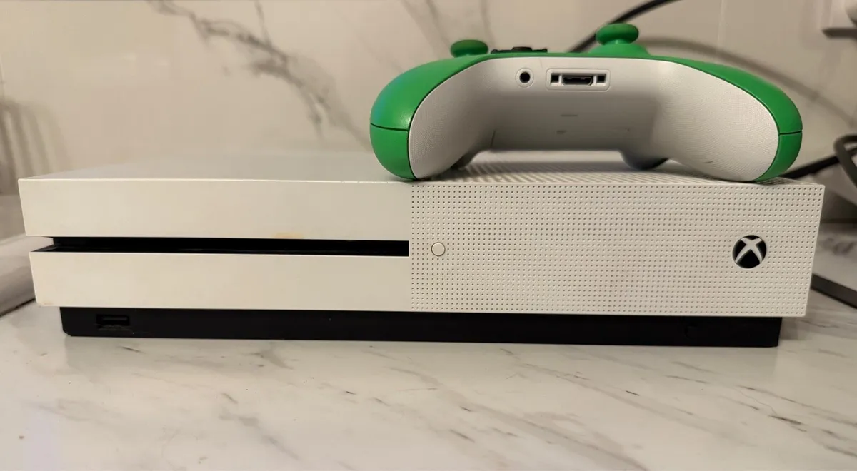 Xbox One S & Wireless Controller - Velocity Green - Image 3