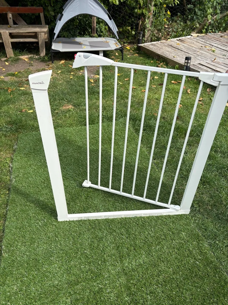 Munchkin Maxi Secure Baby Stair Gate - Image 1
