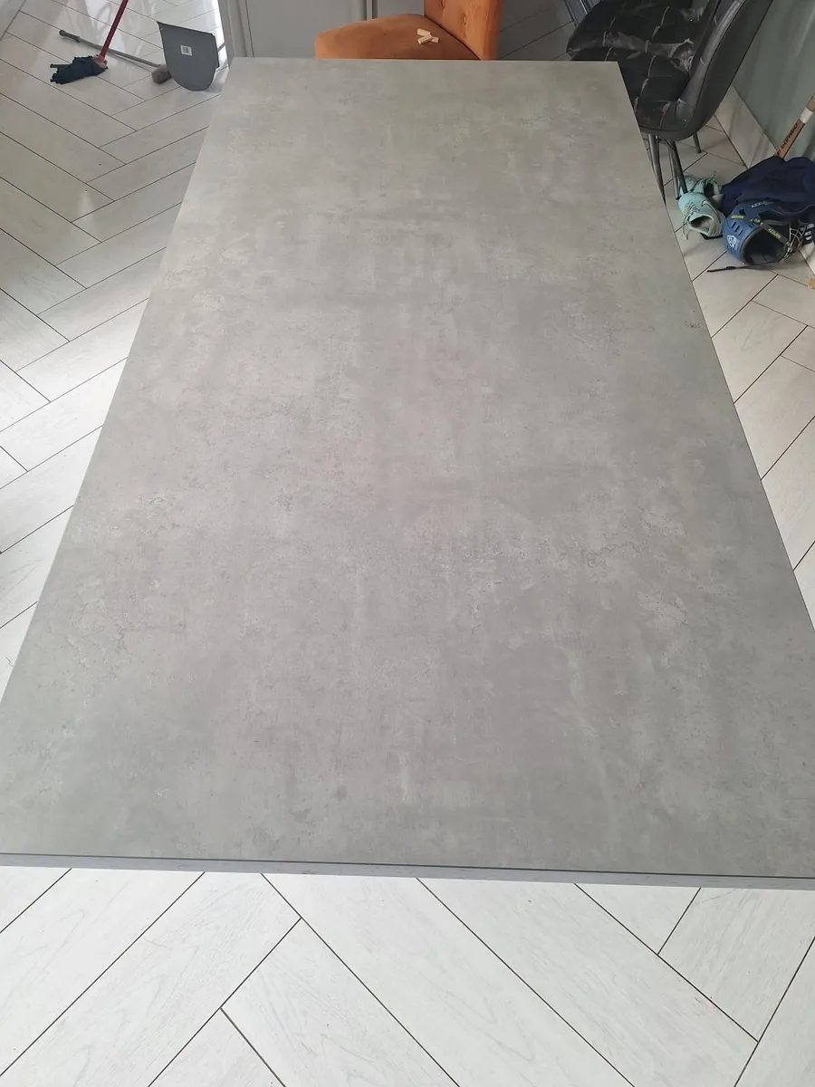 Dining table - Image 1