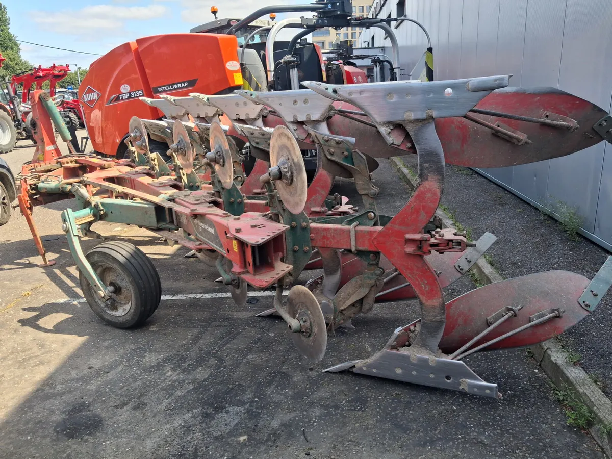 Kvernland 5 furrow reversible plough - Image 2