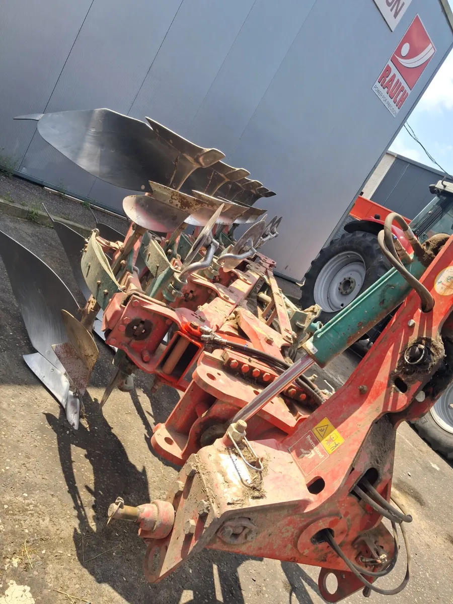 Kvernland 5 furrow reversible plough - Image 3