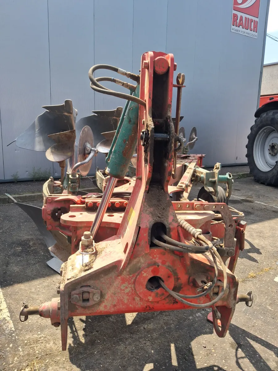 Kvernland 5 furrow reversible plough - Image 4