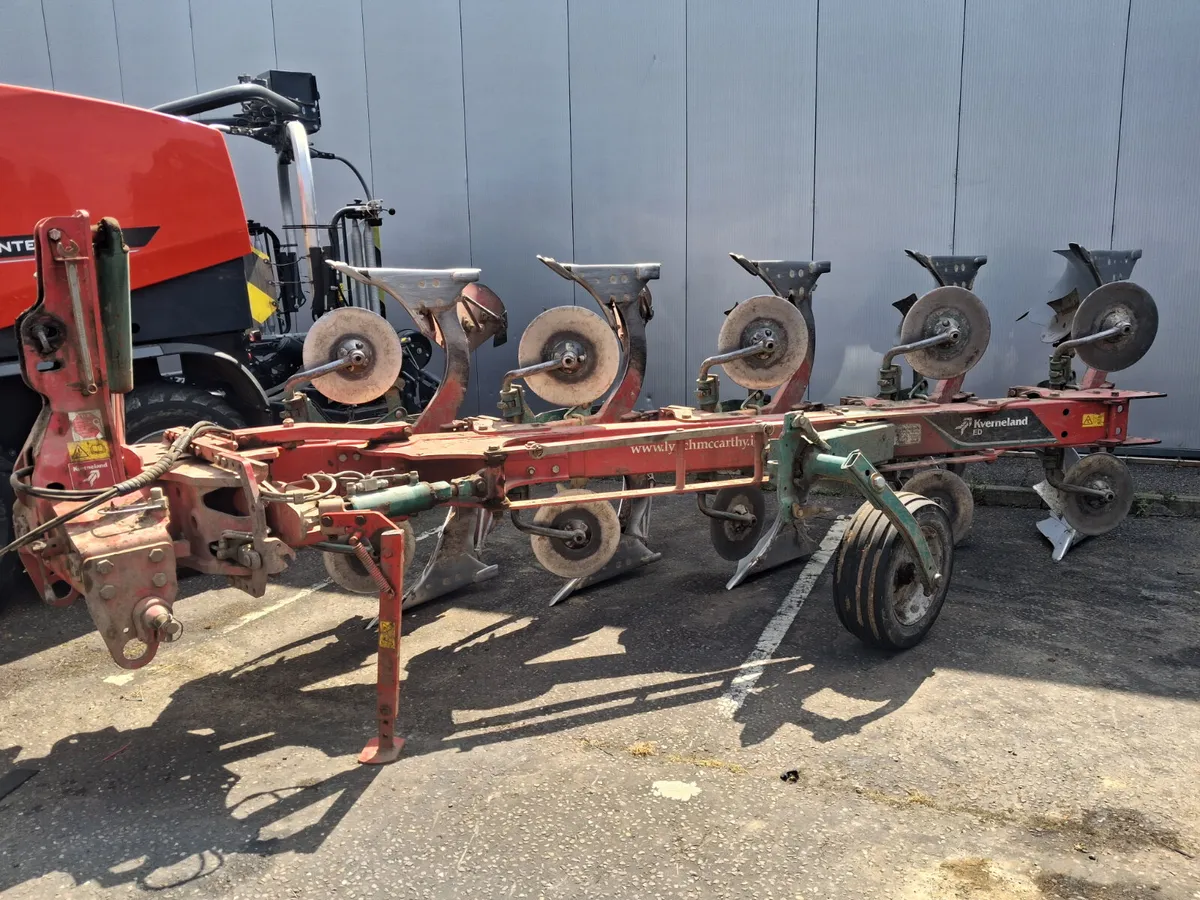 Kvernland 5 furrow reversible plough - Image 1