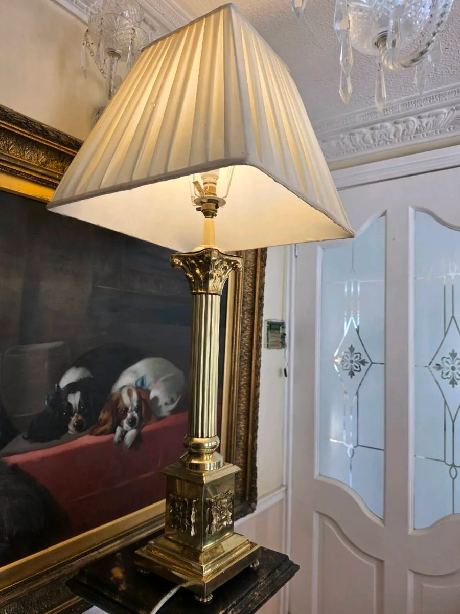 Vintage brass Corinthian lamp - Image 1