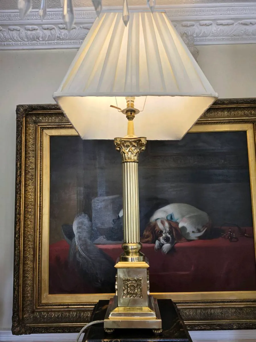 Vintage brass Corinthian lamp - Image 4