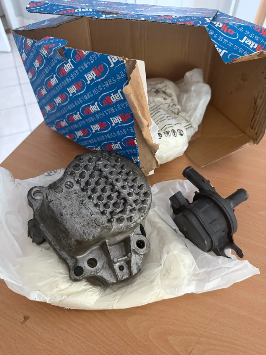 Original Toyota Corolla engine water pump - Image 1
