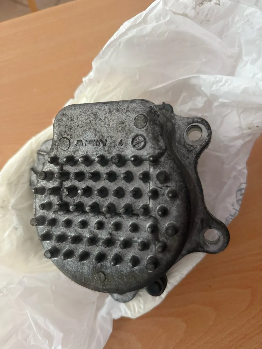 Original Toyota Corolla engine water pump - Image 2