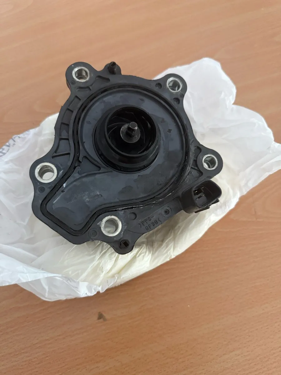 Original Toyota Corolla engine water pump - Image 3
