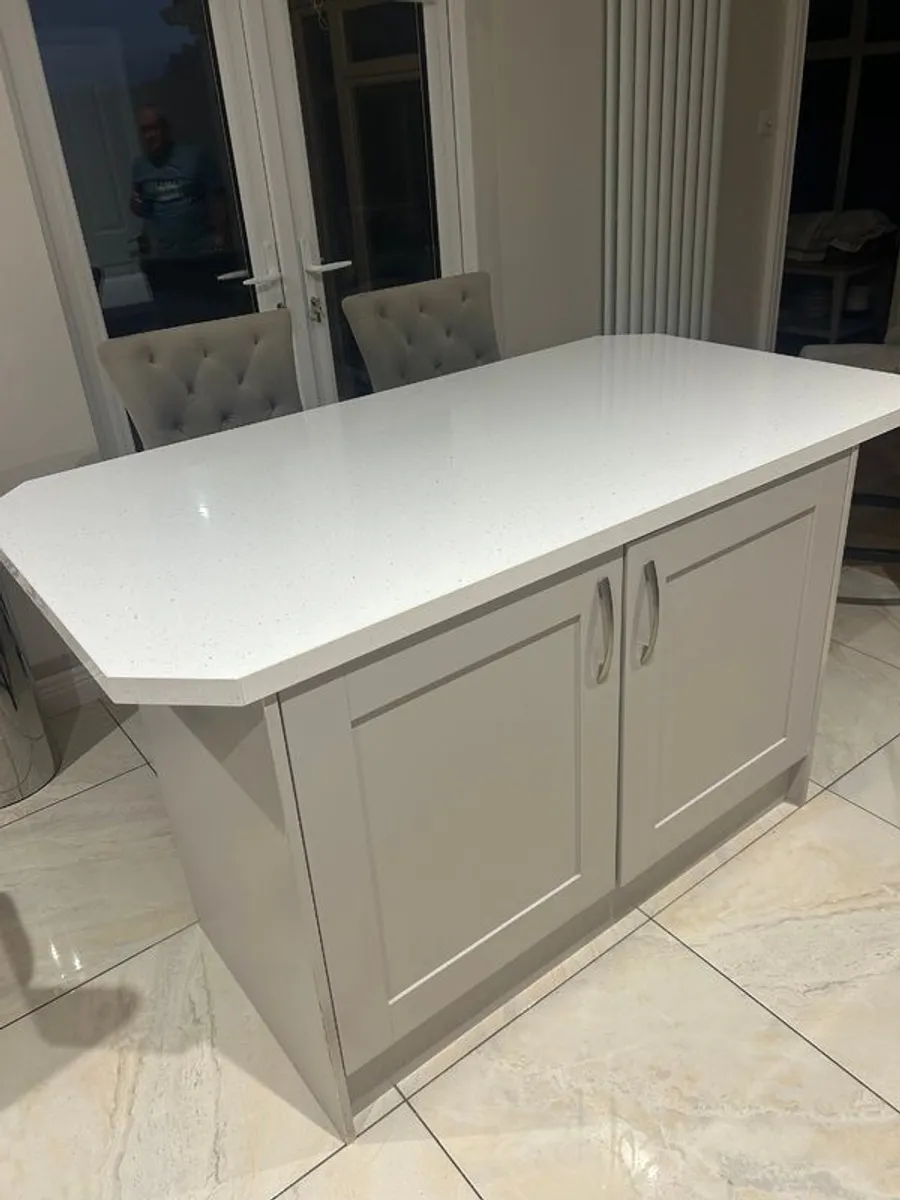 Kitchen Island - Image 1